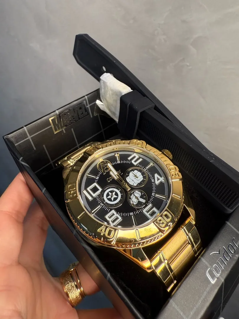 RELOGIO CONDOR MARVEL MASCULINO DOURADO COM FUNDO PRETO ACOMPANHA PULSEIRA EXTRA BORRACHA DE BRINDE CO6P29JOX/T4A - COR AÇO DOURADO