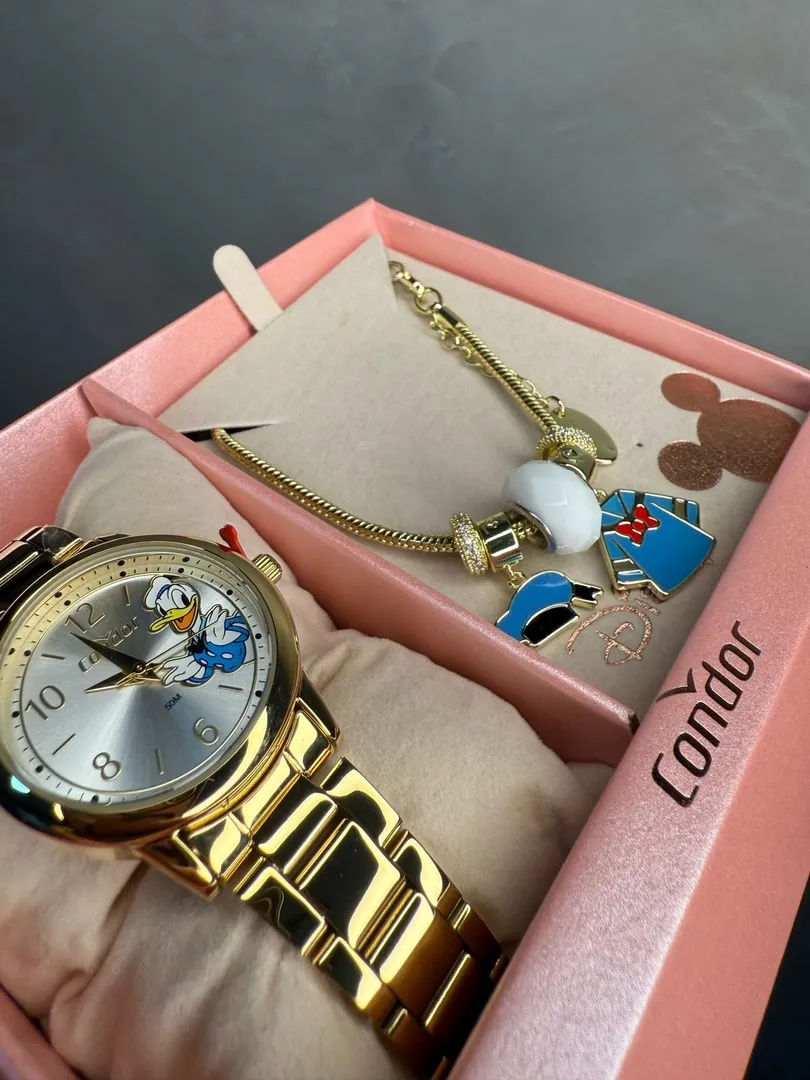 RELOGIO CONDOR FEMININO LINHA DISNEY DOURADO COM FUNDO PATO DONALD ACOMPANHA ACESSORIOS PULSIERA COM BERLOQUES PERSONALIZADO PERSONAGEM CO2035NGV/K4K - COR AÇO DOURADO