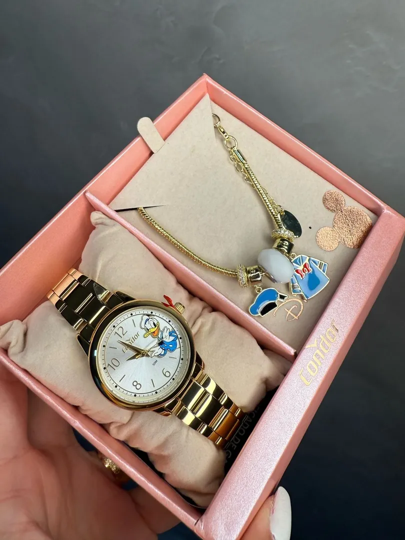 RELOGIO CONDOR FEMININO LINHA DISNEY DOURADO COM FUNDO PATO DONALD ACOMPANHA ACESSORIOS PULSIERA COM BERLOQUES PERSONALIZADO PERSONAGEM CO2035NGV/K4K - COR AÇO DOURADO