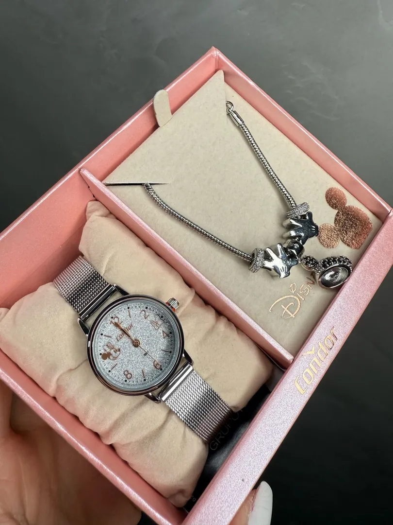 RELOGIO CONDOR FEMININO LINHA DISNEY PRATA PULSEIRA ESTEIRA COM FUNDO MIKEY E GLITER ACOMPANHA ACESSORIOS PULSEIRA COM BERLOQUES PERSONALIZADO PERSONAGEM - COR AÇO PRATA