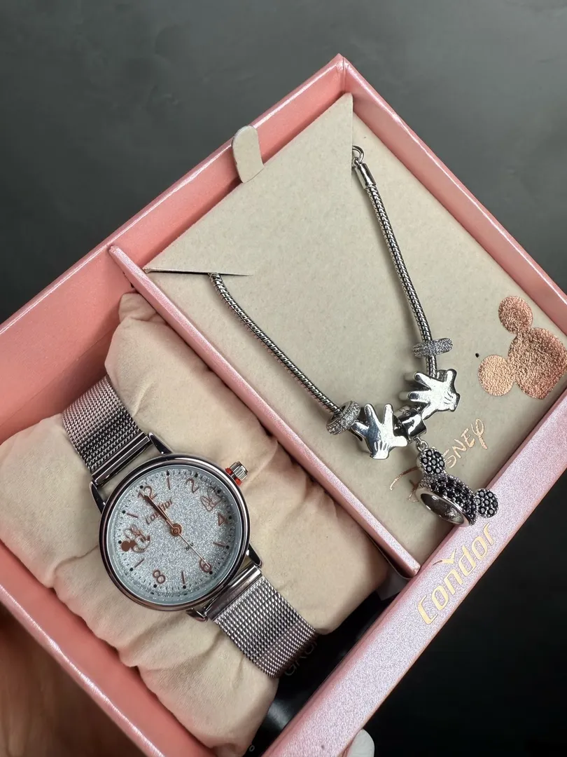 RELOGIO CONDOR FEMININO LINHA DISNEY PRATA PULSEIRA ESTEIRA COM FUNDO MIKEY E GLITER ACOMPANHA ACESSORIOS PULSEIRA COM BERLOQUES PERSONALIZADO PERSONAGEM - COR AÇO PRATA