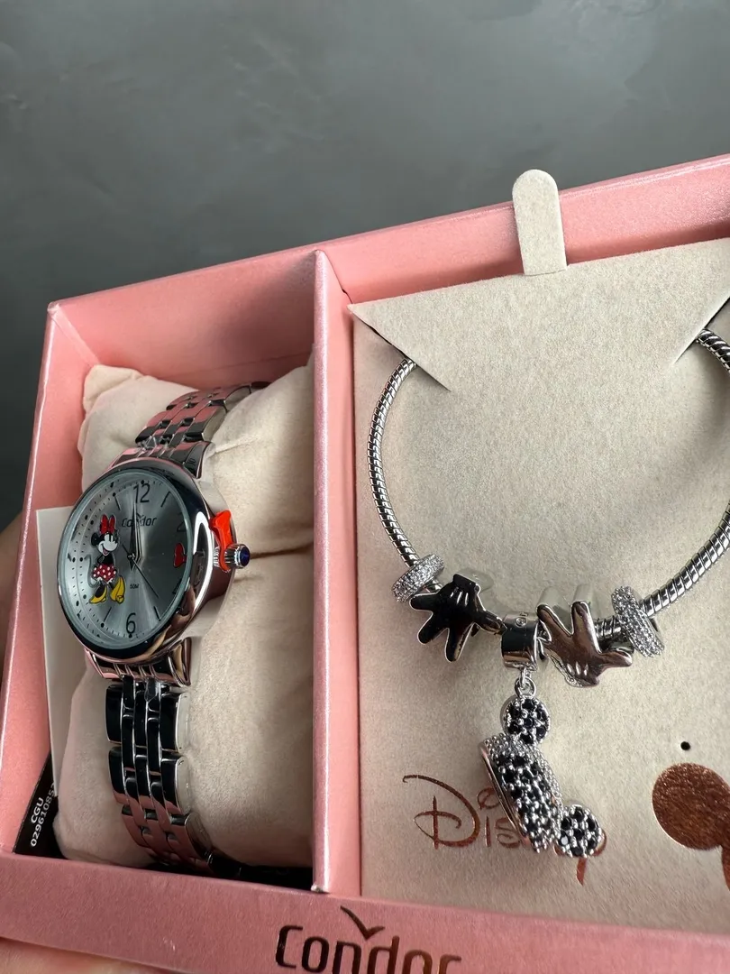 RELOGIO CONDOR FEMININO LINHA DISNEY PRATA COM FUNDO MINNIE ACOMPANHA ACESSORIOS PULSEIRA COM BERLOQUES PERSONALIZADO PERSONAGEM C02035NKW/K4K - COR AÇO PRATA