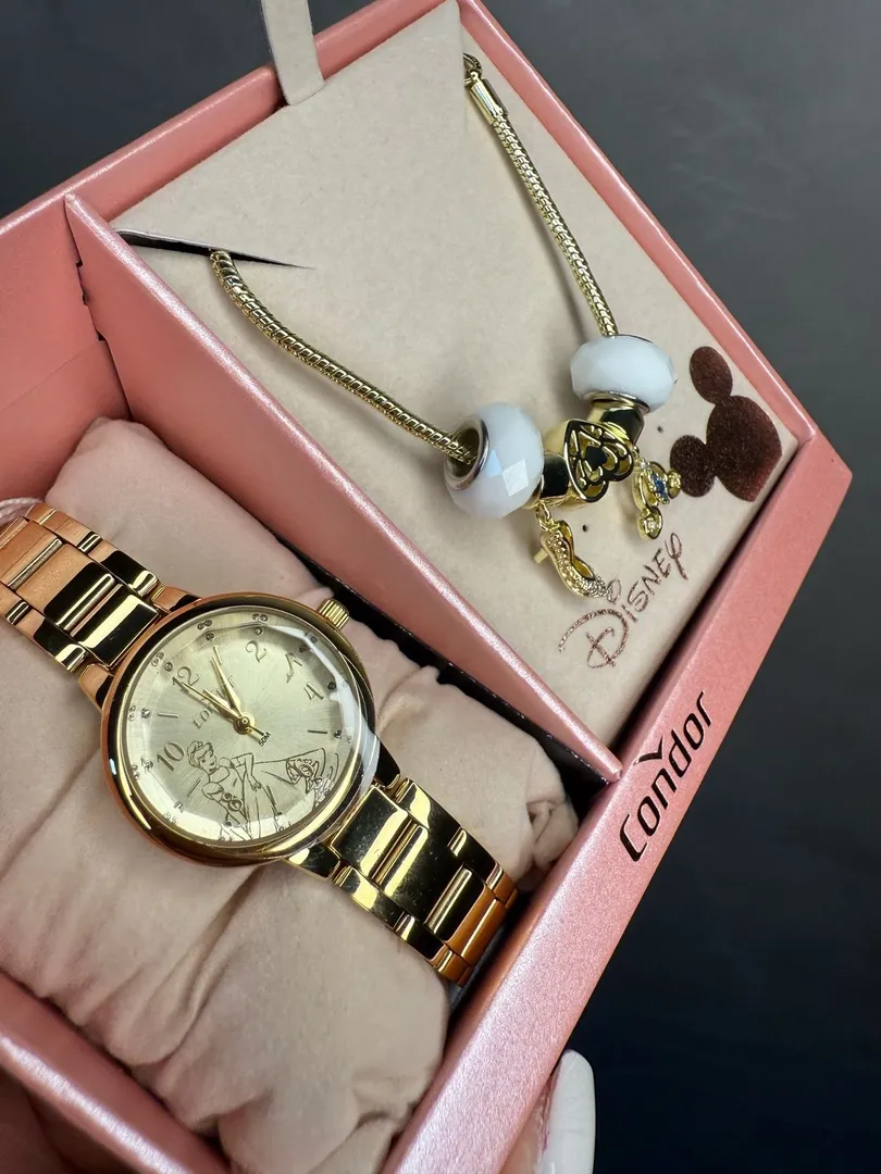 RELOGIO CONDOR FEMININO LINHA DISNEY DOURADO COM FUNDO CINDERELA ACOMPANHA ACESSORIOS PULSEIRA COM BERLOQUES PERSONALIZADO PERSONAGEM CO2035NMW/K4X - COR AÇO DOURADO
