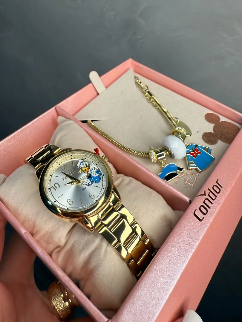 RELOGIO CONDOR FEMININO LINHA DISNEY DOURADO COM FUNDO PATO DONALD ACOMPANHA ACESSORIOS PULSIERA COM BERLOQUES PERSONALIZADO PERSONAGEM CO2035NGV/K4K - COR AÇO DOURADO
