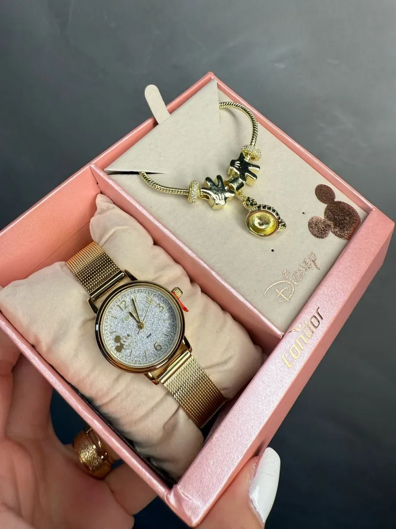 RELOGIO CONDOR FEMININO LINHA DISNEY DOURADO PULSEIRA ESTEIRA COM FUNDO MIKEY E GLITER ACOMPANHA ACESSORIOS PULSEIRA COM BERLOQUES PERSONALIZADO PERSONAGEM CO2035NKZ/K4K - COR AÇO DOURADO