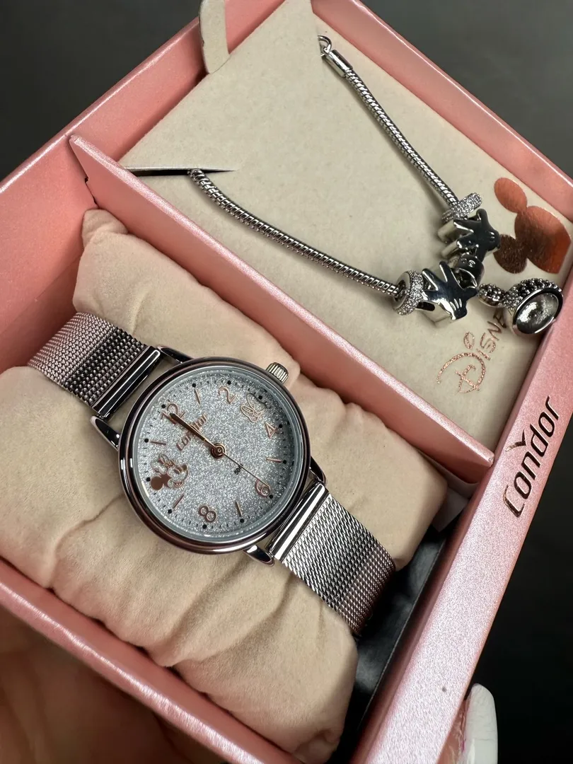 RELOGIO CONDOR FEMININO LINHA DISNEY PRATA PULSEIRA ESTEIRA COM FUNDO MIKEY E GLITER ACOMPANHA ACESSORIOS PULSEIRA COM BERLOQUES PERSONALIZADO PERSONAGEM - COR AÇO PRATA
