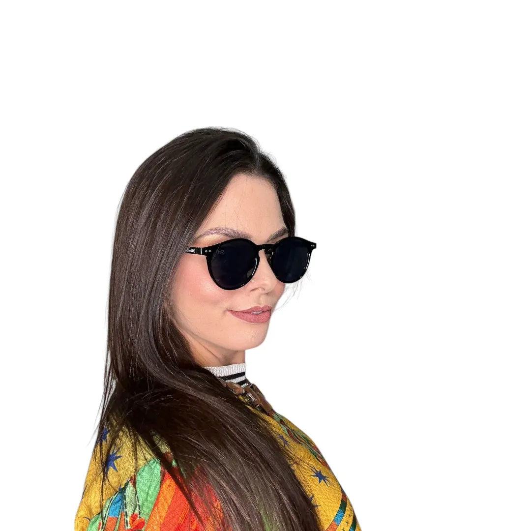 ÓCULOS DE SOL REDONDO COM LENTE PRETA DETALHES 2 BOLINHA LATERAL ARMAÇÃO PRETA COM PROTEÇÃO UV 400 - MARCA PROPRIA
