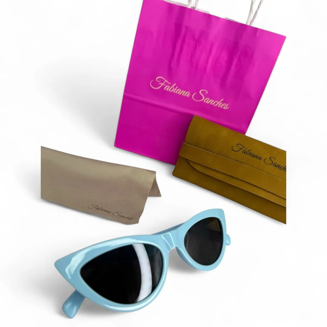 ÓCULOS DE SOL GATINHO AZUL BEBE COM LENTE CINZA CLARO ARMAÇÃO AZUL BEBE COM PROTEÇÃO UV 400 - MARCA PROPRIA