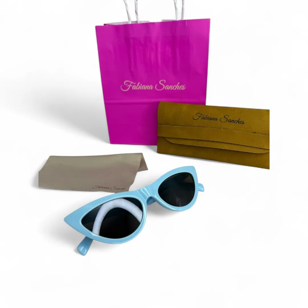 ÓCULOS DE SOL GATINHO AZUL BEBE COM LENTE CINZA CLARO ARMAÇÃO AZUL BEBE COM PROTEÇÃO UV 400 - MARCA PROPRIA