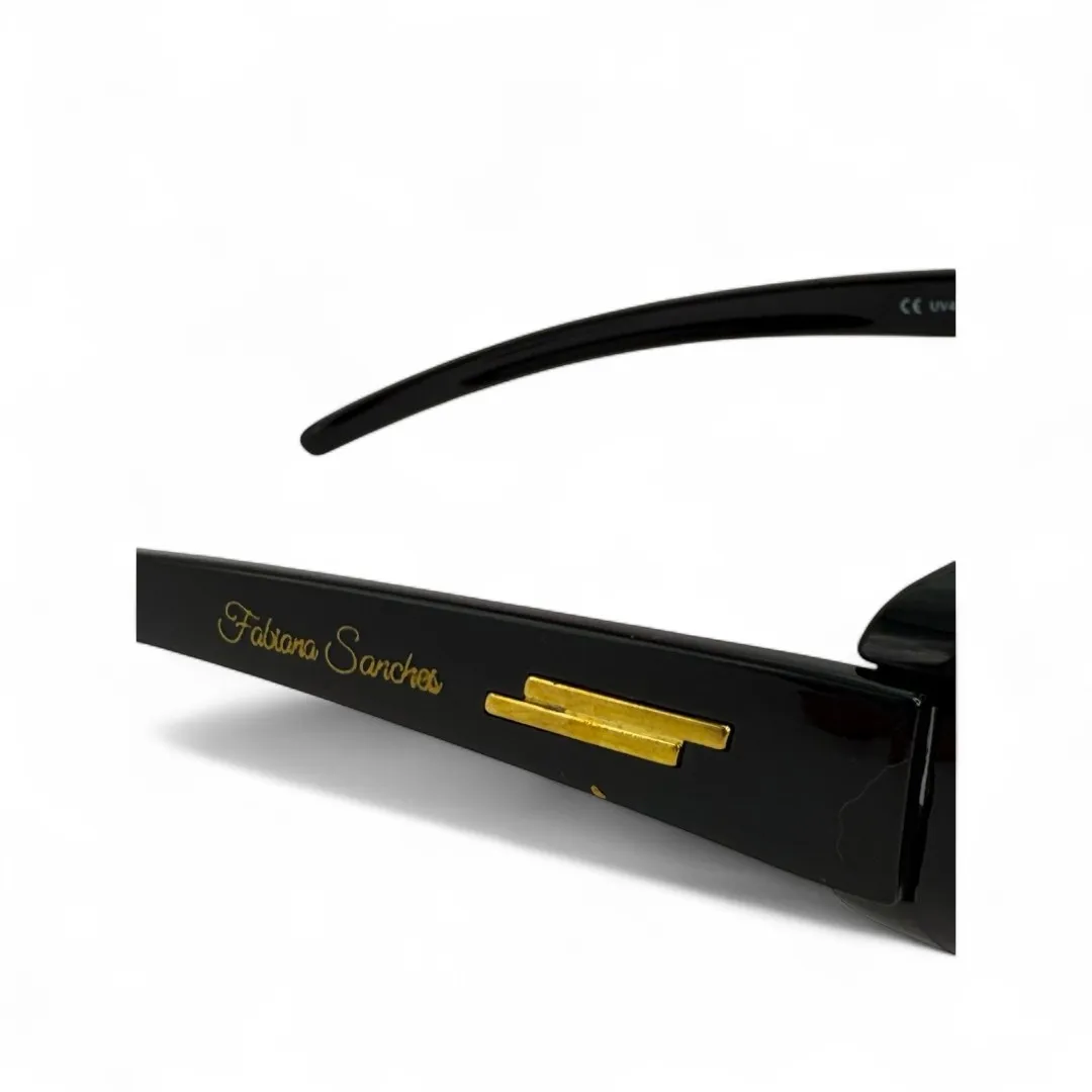 ÓCULOS DE SOL OVAL LARGO LENTE PRETA ARMAÇÃO PRETA COM DETALHES DOURADO COM PROTEÇÃO UV 400 - MARCA PROPRIA