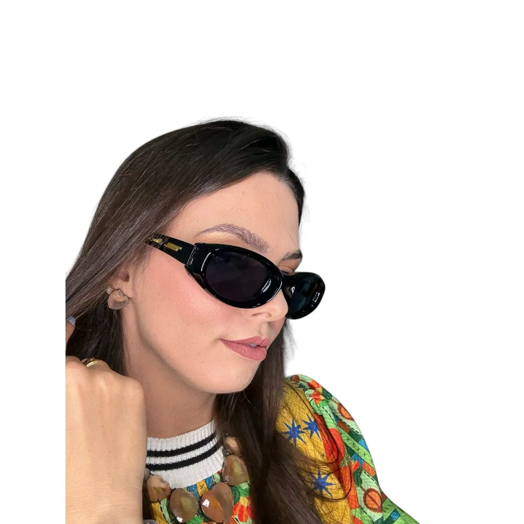 ÓCULOS DE SOL OVAL LARGO LENTE PRETA ARMAÇÃO PRETA COM DETALHES DOURADO COM PROTEÇÃO UV 400 - MARCA PROPRIA
