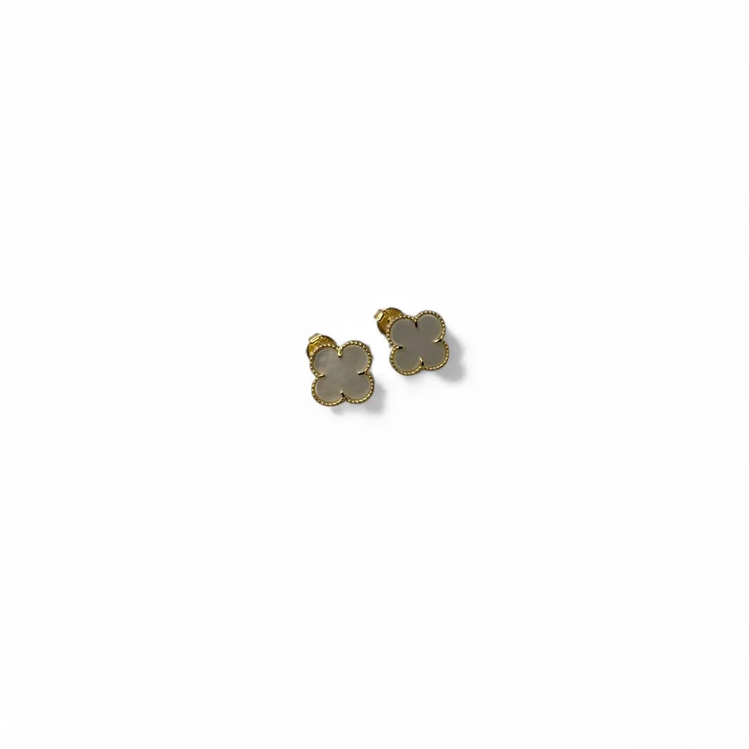 BRINCO TREVO MADRÉPÉROLA 10MM RESINADO - BANHADO A OURO 18K