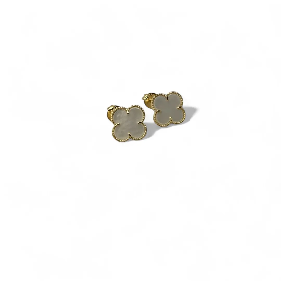 BRINCO TREVO MADRÉPÉROLA 14MM RESINADO - BANHADO A OURO 18K
