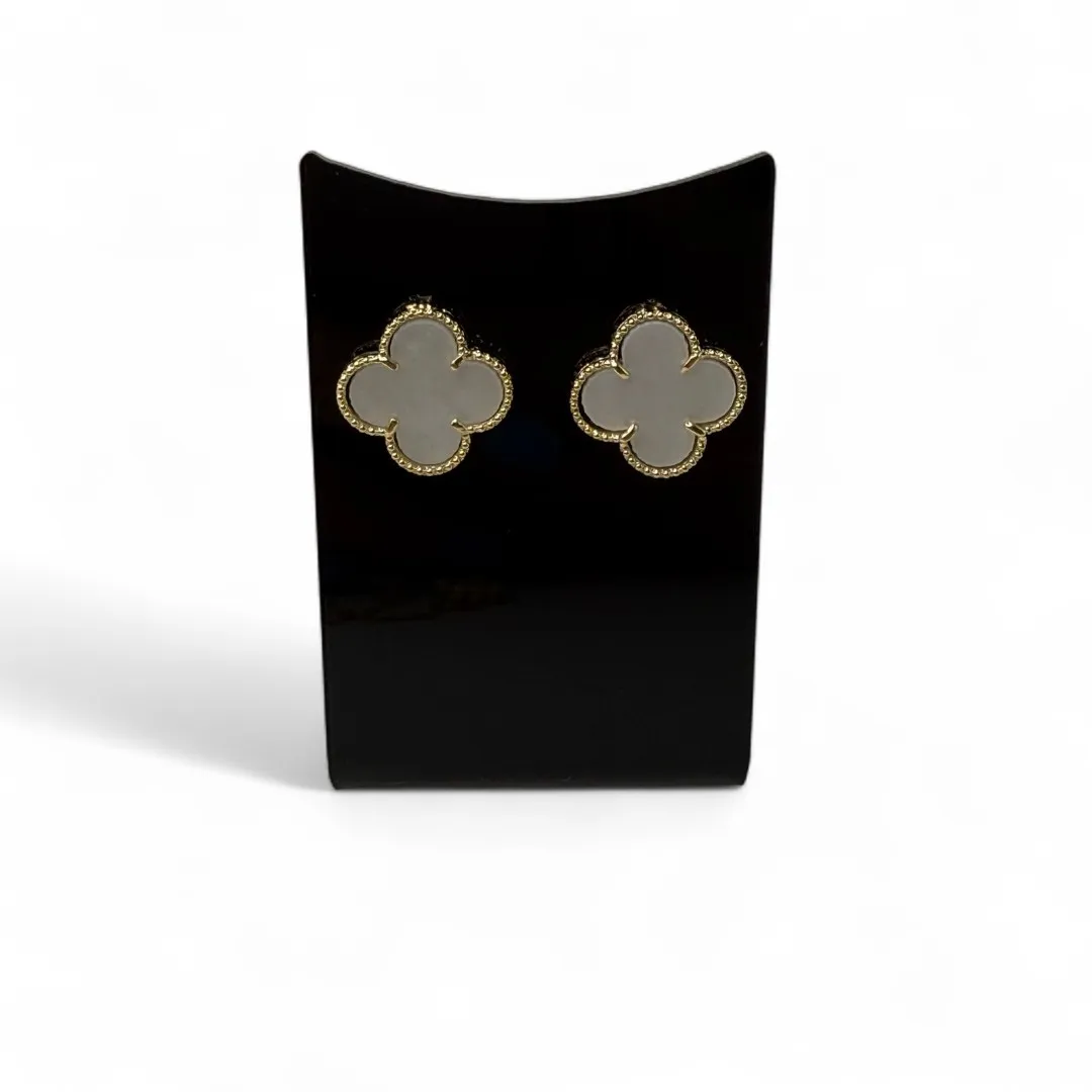 BRINCO TREVO MADRÉPÉROLA 14MM RESINADO - BANHADO A OURO 18K