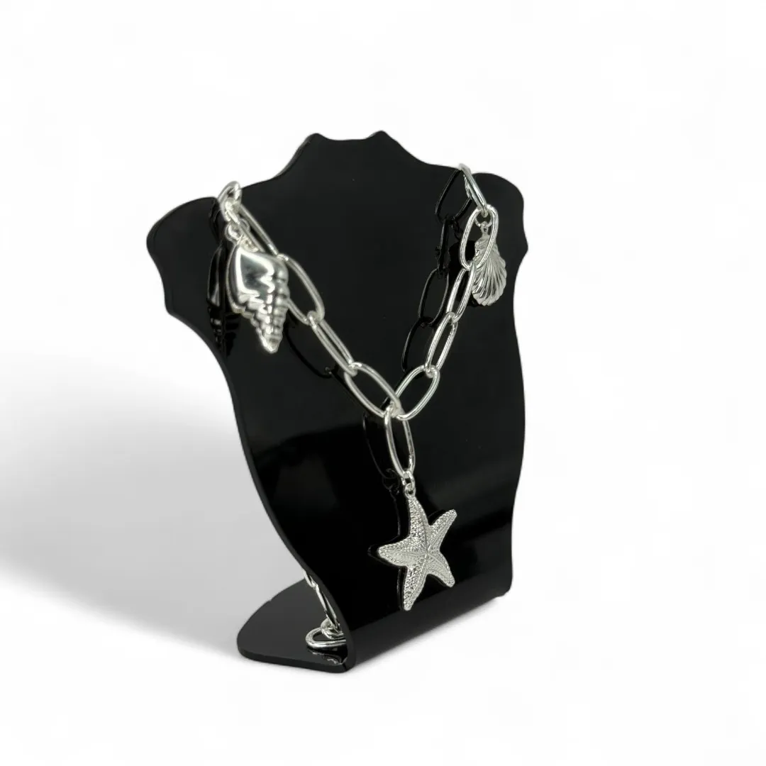 CHOKER ELO CARTHIE GROSSO COM PENDURICALHO CONCHA, ESTRELA DO MAR E BUZIOS LISO COM EXTENSOR - BANHADO A PRATA 925