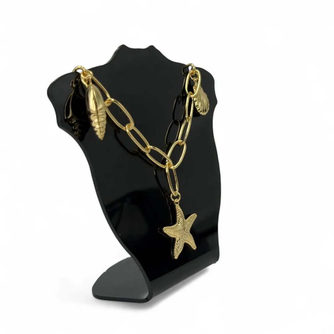 CHOKER ELO CARTHIE GROSSO COM PENDURICALHO CONCHA, ESTRELA DO MAR E BUZIOS LISO COM EXTENSOR - BANHADO A OURO 18K