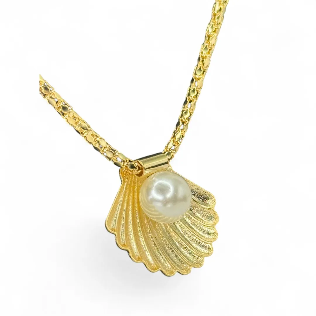 CORRENTE DETALHADA GROSSA COM CONCHA E PÉROLA DENTRO COM EXTENSOR- BANHADO A OURO 18K
