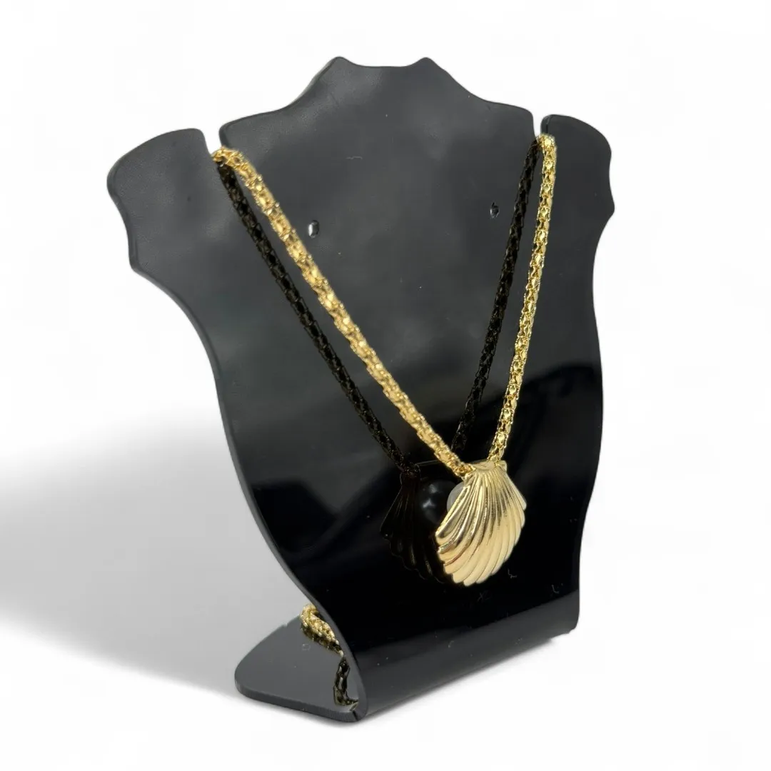 CORRENTE DETALHADA GROSSA COM CONCHA E PÉROLA DENTRO COM EXTENSOR- BANHADO A OURO 18K