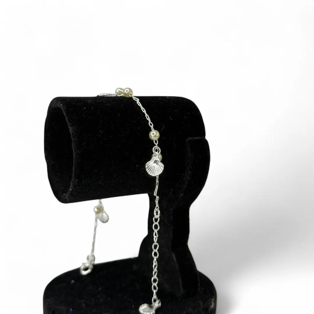 PULSEIRA COM PENDURICALHO CONCHA E PÉROLA E EXTENSOR - BANHADO A PRATA 925