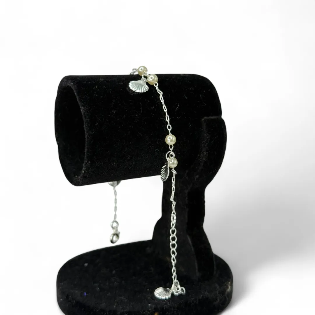 PULSEIRA COM PENDURICALHO CONCHA E PÉROLA E EXTENSOR - BANHADO A PRATA 925