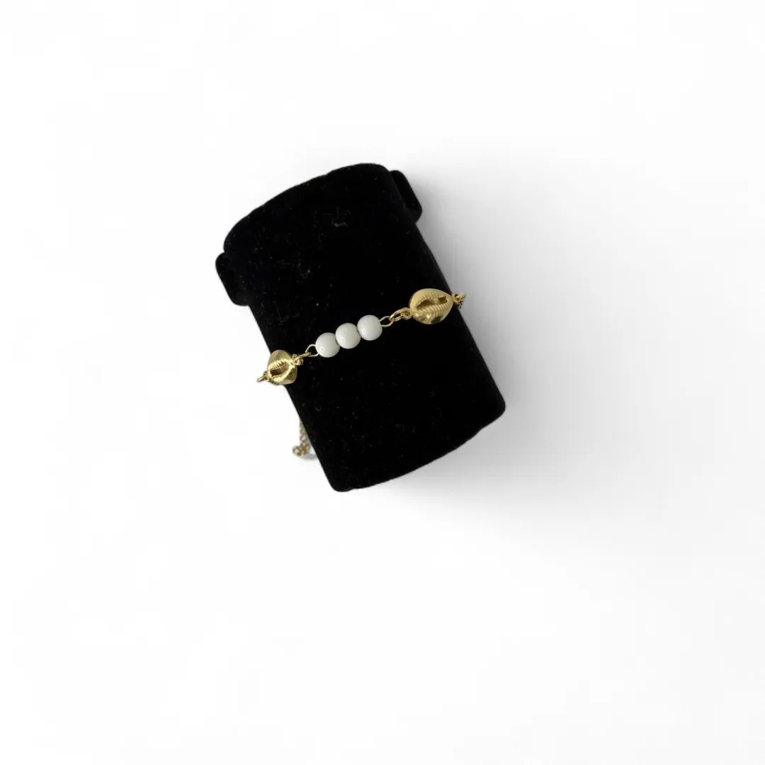 TORNOZELEIRA ELO GRUMET BUZIOS COM BOLINHAS BRANCAS E EXTENSOR - BANHADO A OURO 18K