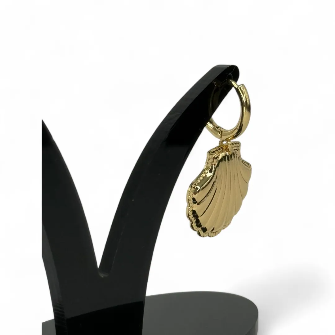 BRINCO ARGOLA CONCHA MÉDIA LISA COM DETALHES - BANHADO A OURO 18K