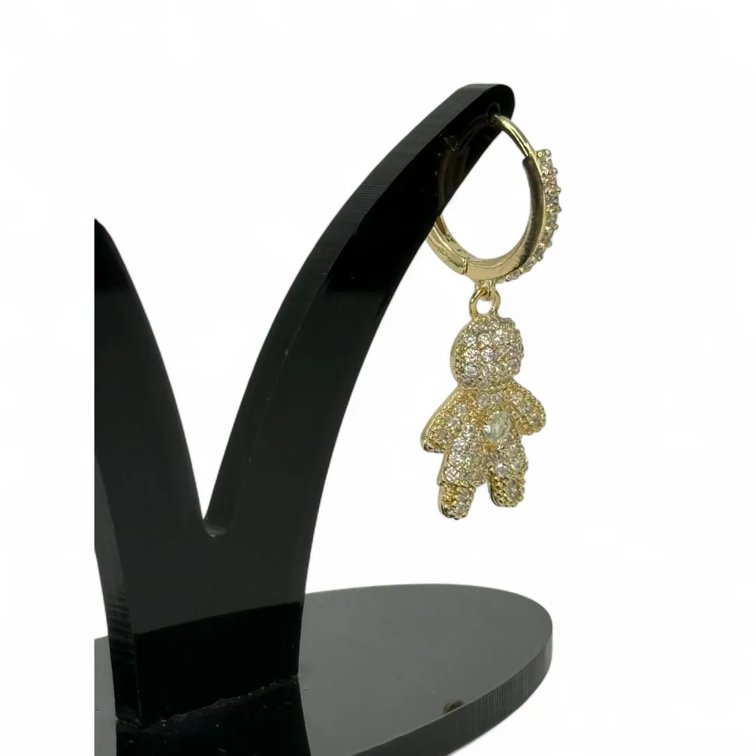 BRINCO ARGOLA MENINO PENDURADO CRAVADO COM MICRO ZIRCONIA CRISTAL - BANHADO A OURO 18K