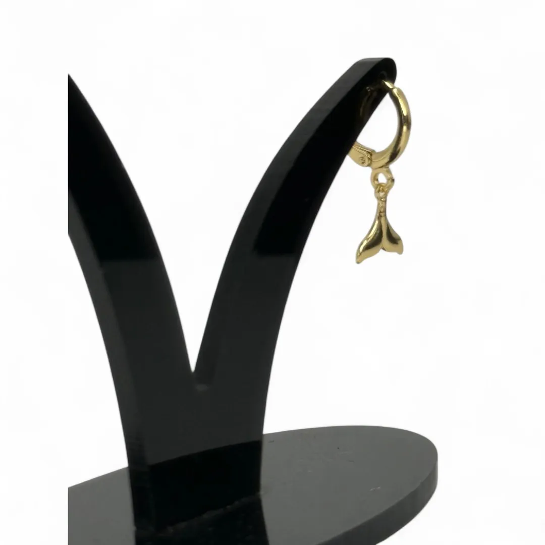 BRINCO ARGOLA COM PENDURICALHO RABO DE BALEIA LISO - BANHADO A OURO 18K