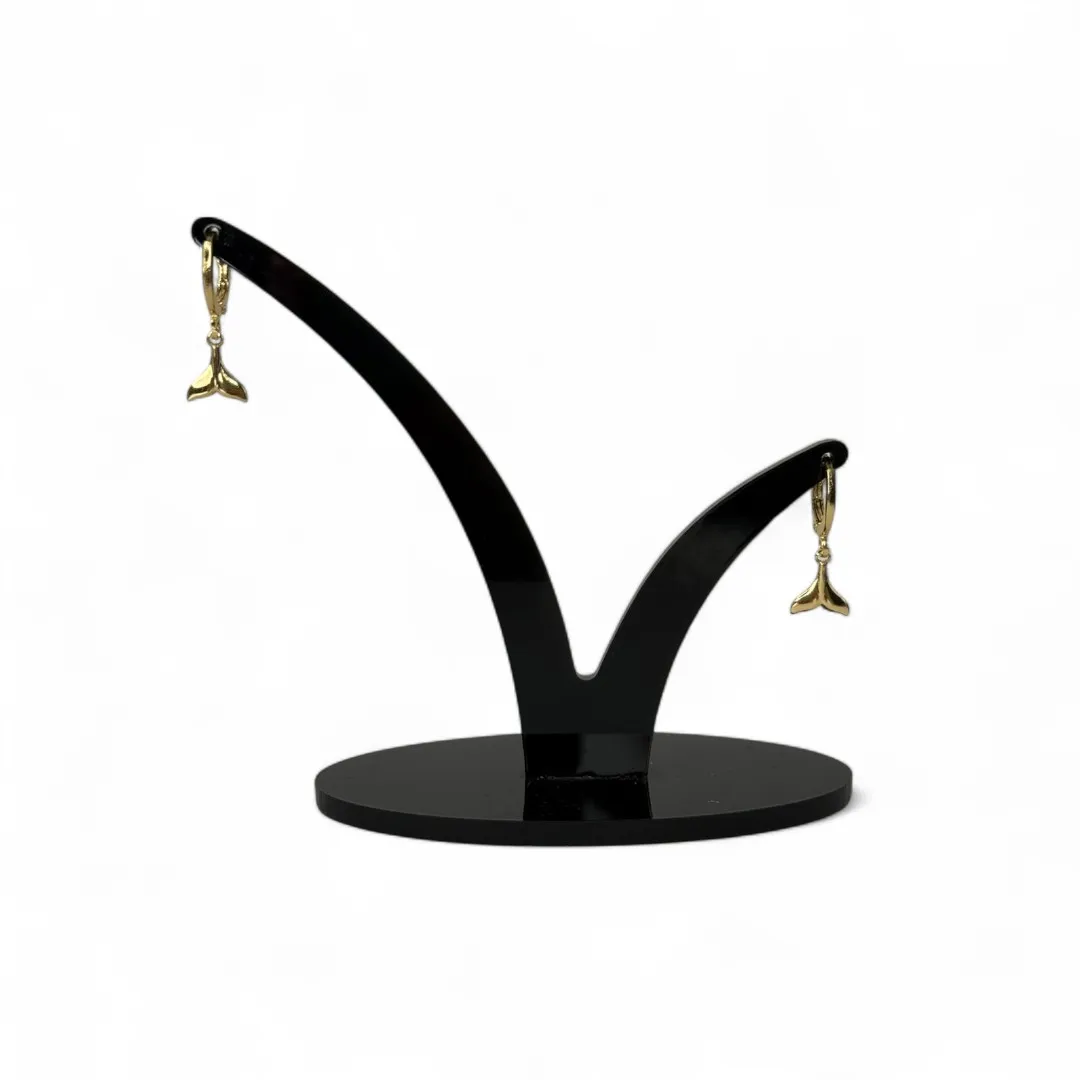 BRINCO ARGOLA COM PENDURICALHO RABO DE BALEIA LISO - BANHADO A OURO 18K