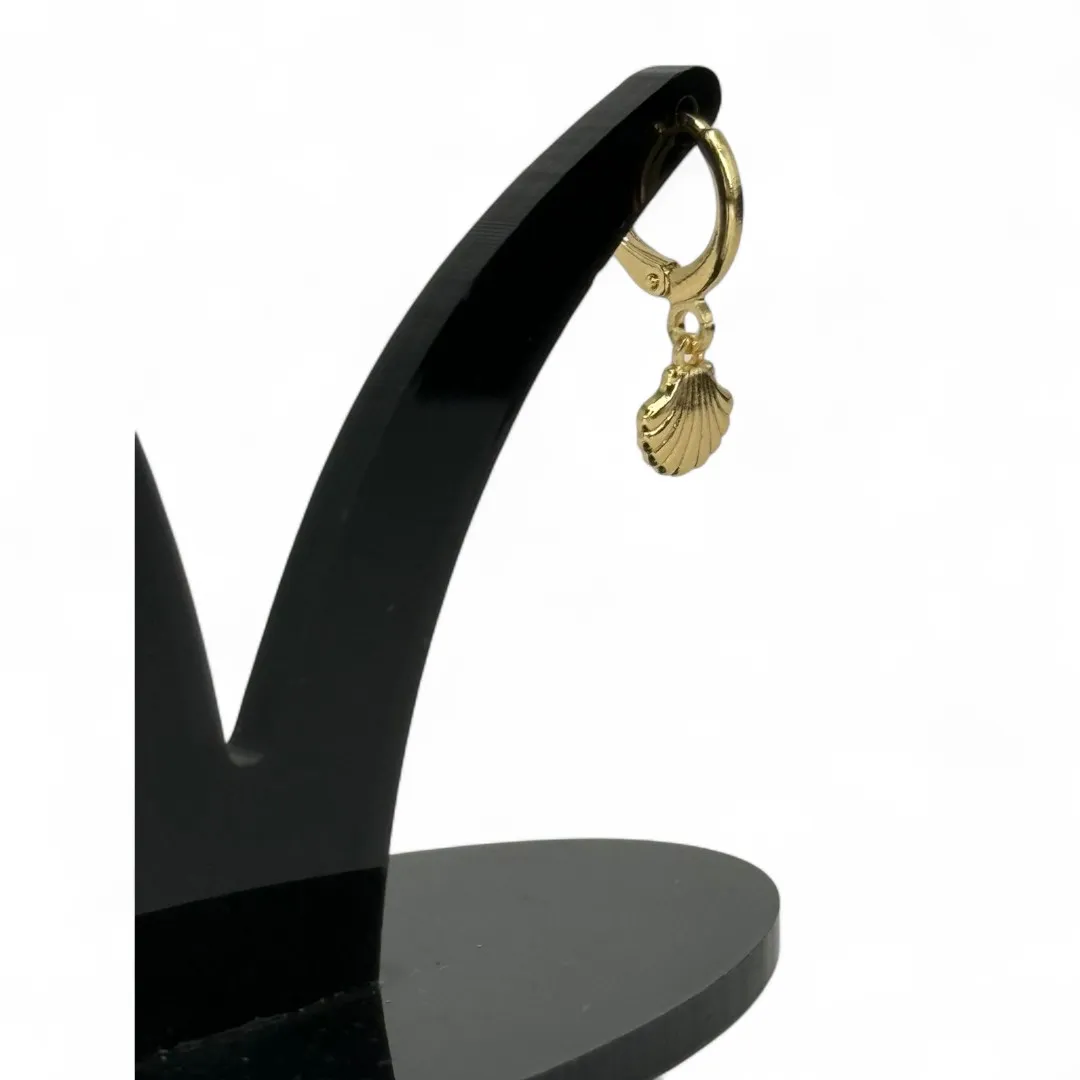 BRINCO ARGOLA COM PENDURICALHO CONCHA LISA - BANHADO A OURO 18K