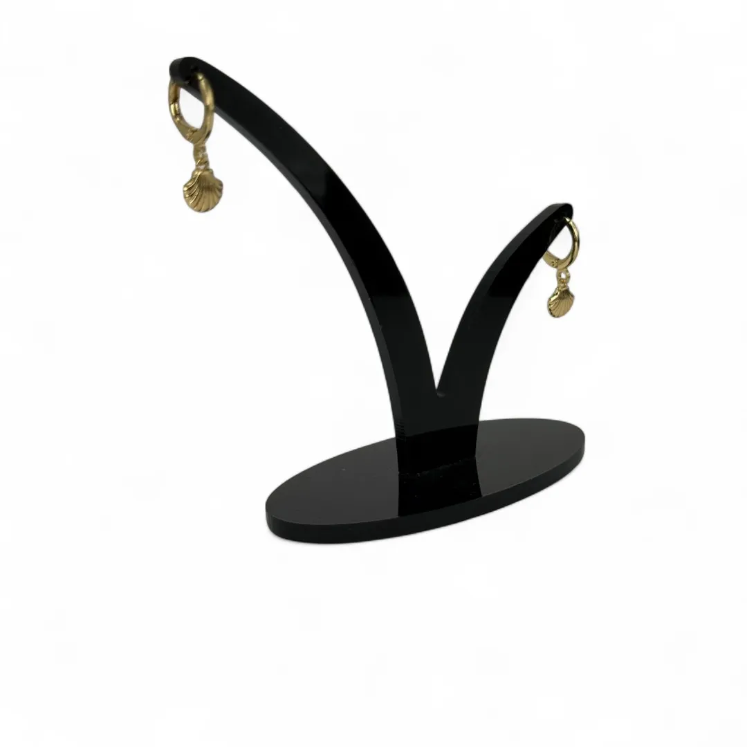 BRINCO ARGOLA COM PENDURICALHO CONCHA LISA - BANHADO A OURO 18K