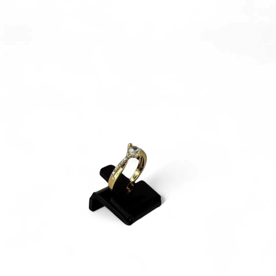 ANEL SOLITÁRIO BASE ALTO COM MICRO ZIRCONIA CRISTAL E PEDRA CENTRAL REDONDA CRISTAL Nº19 - BANHADO A OURO 18K
