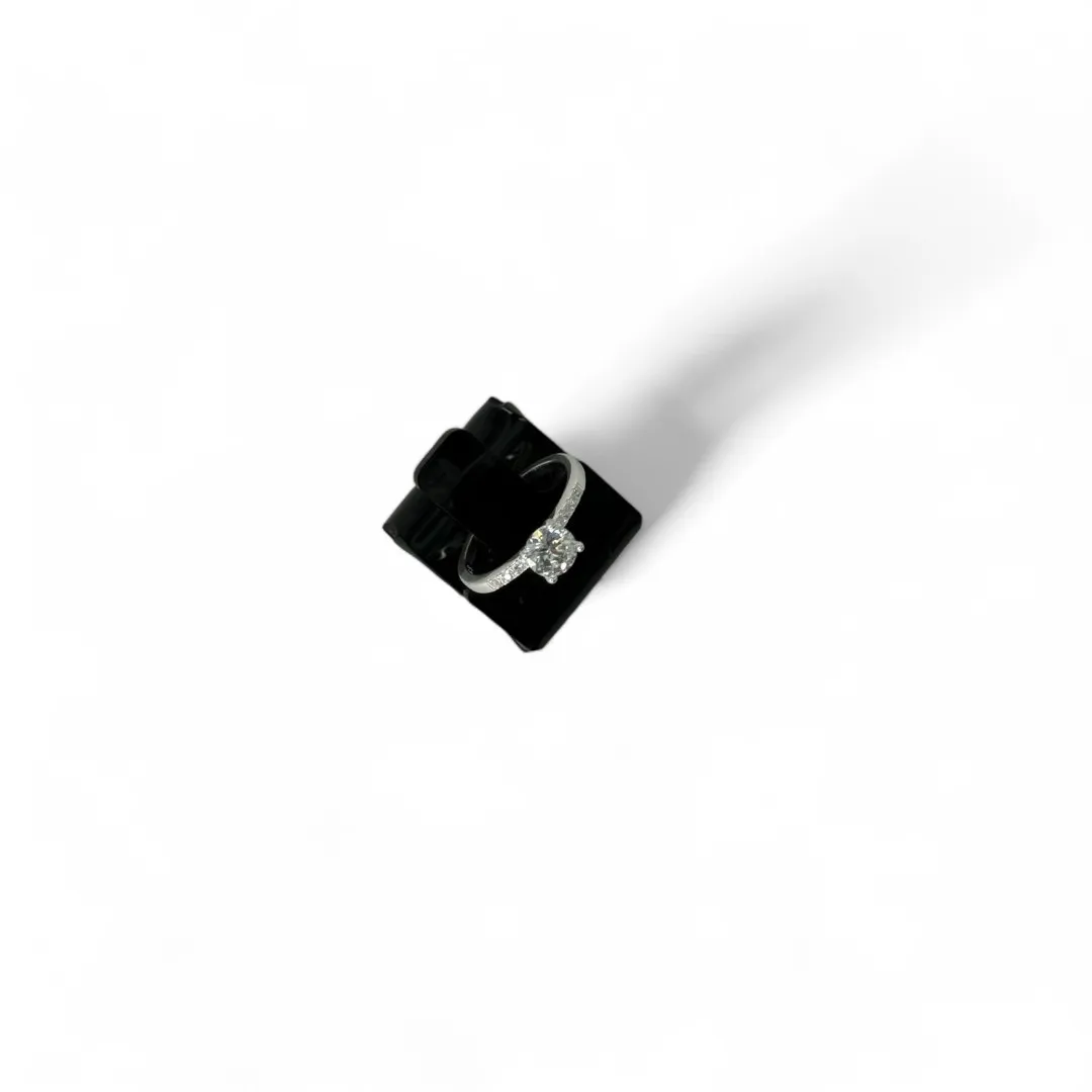 ANEL SOLITARIO COM PONTO DE LUZ E ZIRCONIA LATERAL CRISTAL Nº17 -PRATA 925