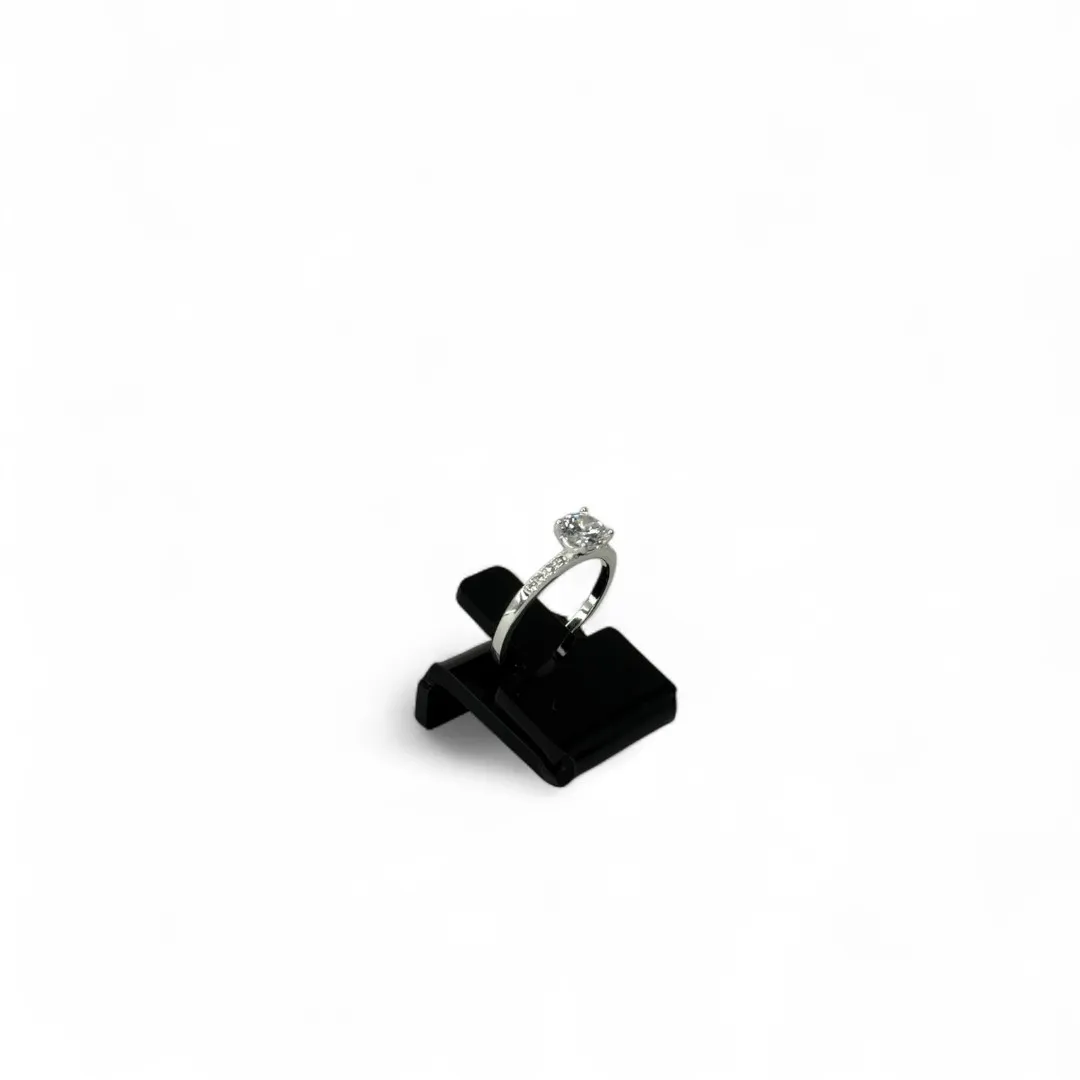 ANEL SOLITARIO COM PONTO DE LUZ E ZIRCONIA LATERAL CRISTAL Nº17 -PRATA 925