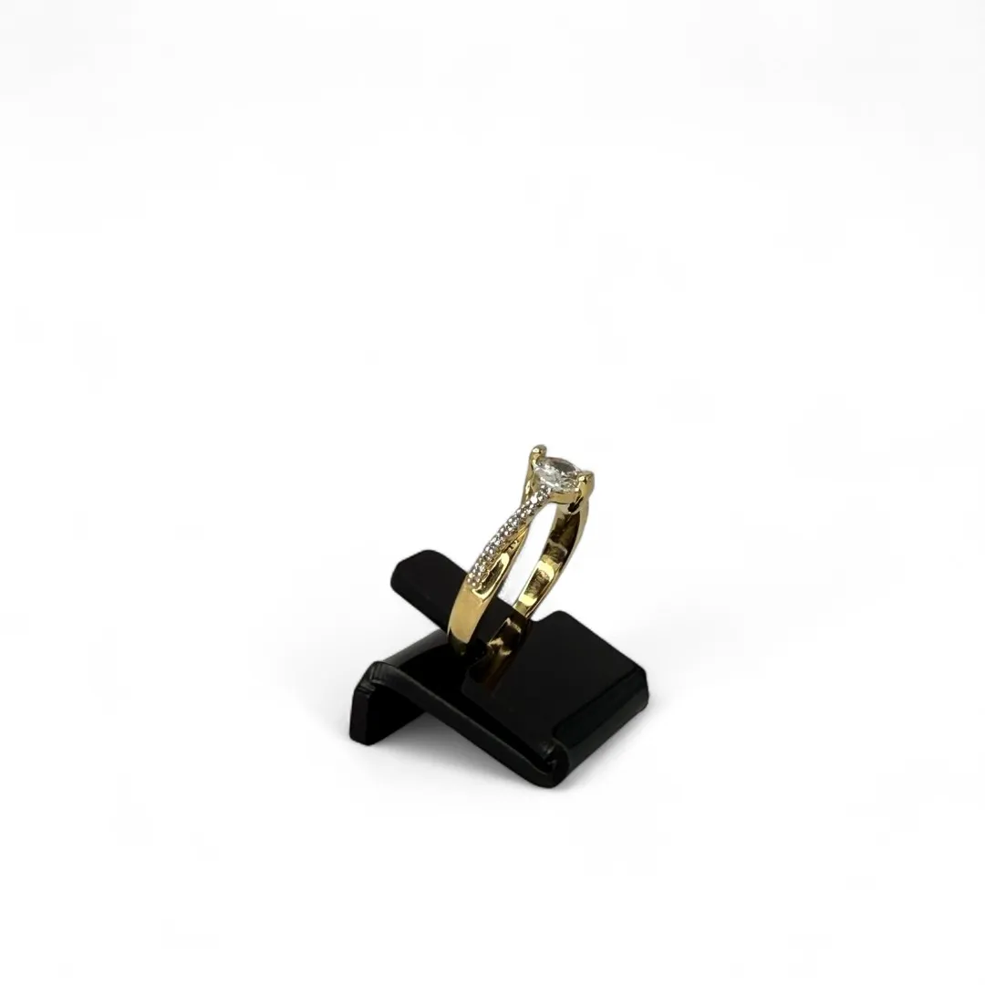 ANEL SOLITÁRIO BASE ALTO COM MICRO ZIRCONIA CRISTAL E PEDRA CENTRAL REDONDA CRISTAL Nº19 - BANHADO A OURO 18K