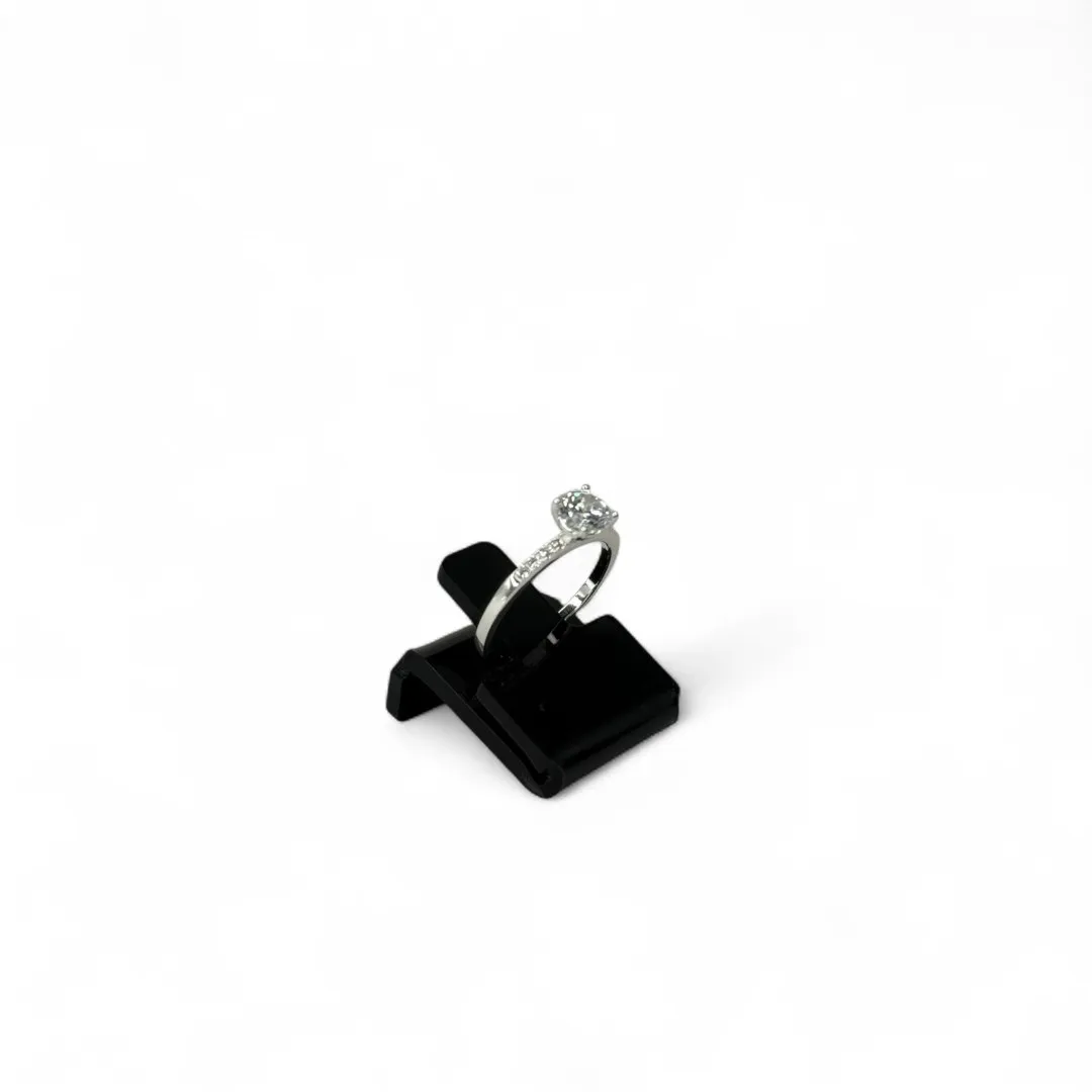 ANEL SOLITARIO COM PONTO DE LUZ E ZIRCONIA LATERAL CRISTAL Nº17 -PRATA 925