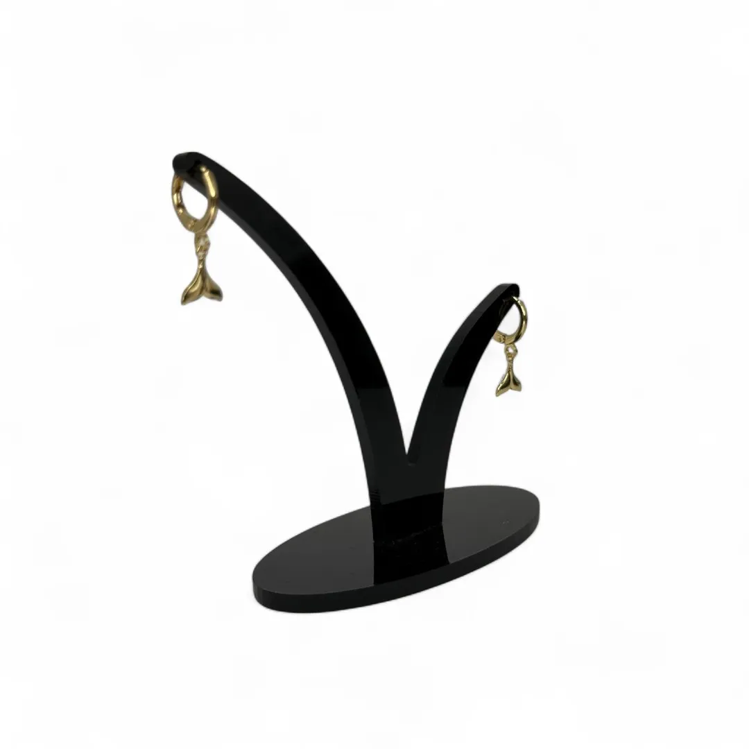 BRINCO ARGOLA COM PENDURICALHO RABO DE BALEIA LISO - BANHADO A OURO 18K