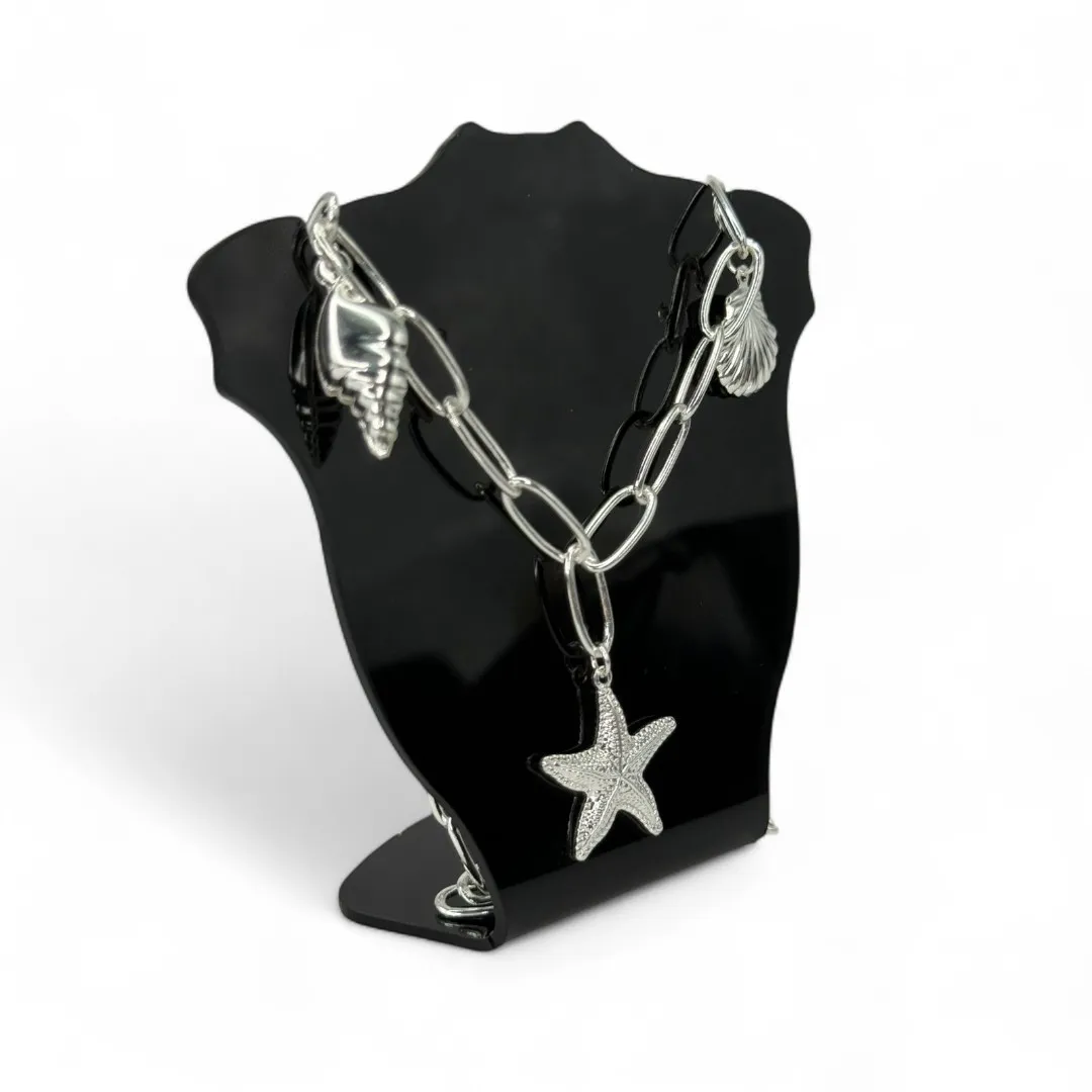 CHOKER ELO CARTHIE GROSSO COM PENDURICALHO CONCHA, ESTRELA DO MAR E BUZIOS LISO COM EXTENSOR - BANHADO A PRATA 925