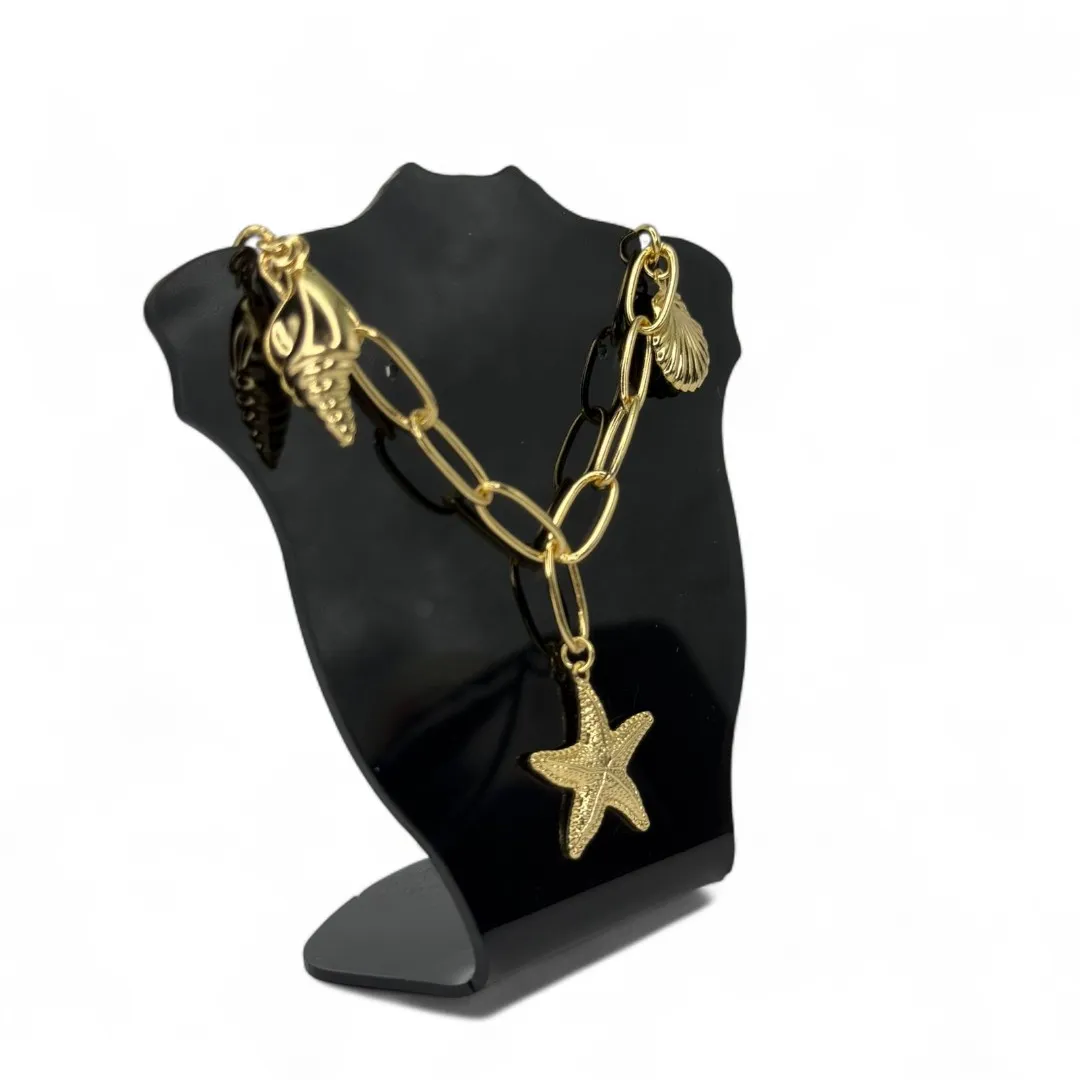 CHOKER ELO CARTHIE GROSSO COM PENDURICALHO CONCHA, ESTRELA DO MAR E BUZIOS LISO COM EXTENSOR - BANHADO A OURO 18K