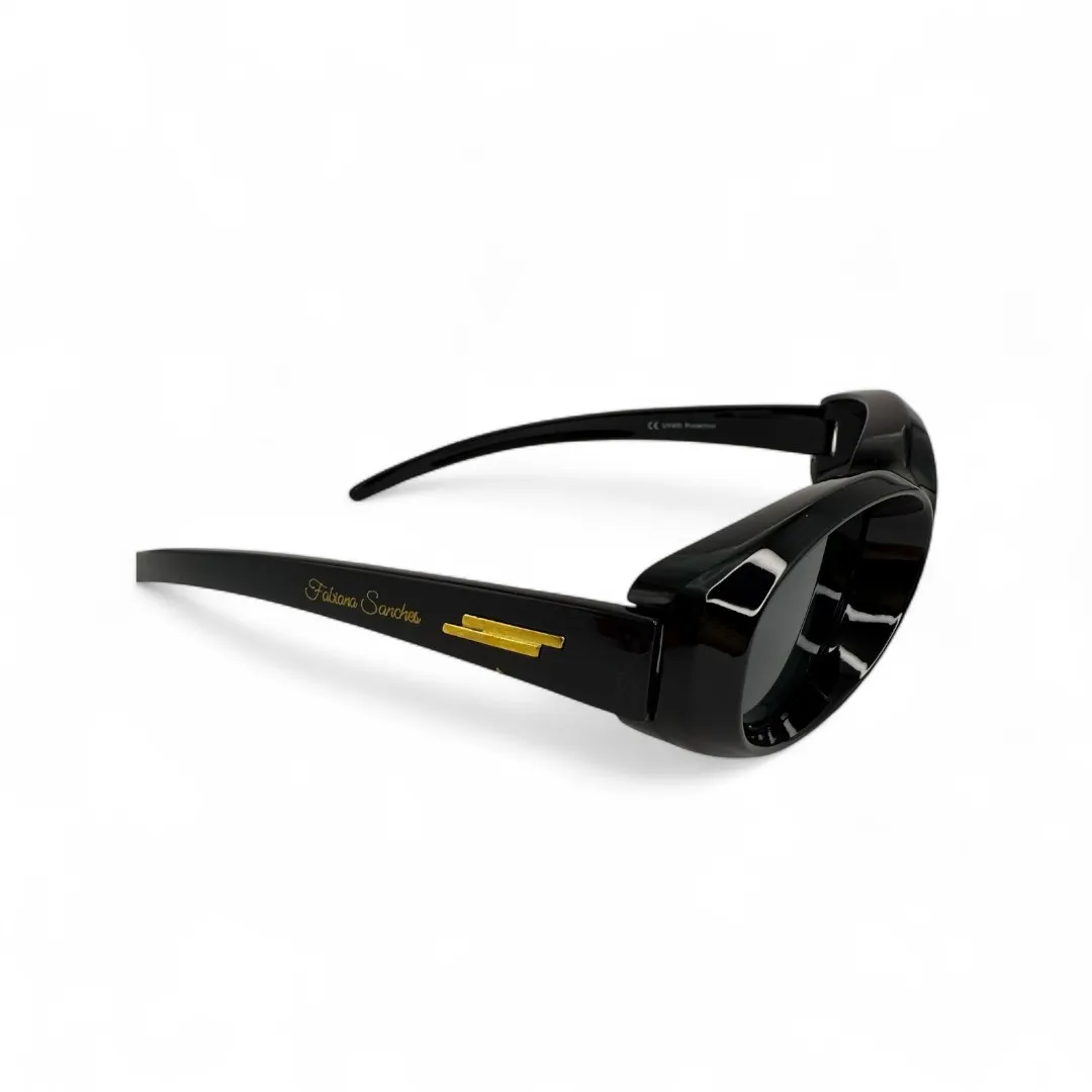 ÓCULOS DE SOL OVAL LARGO LENTE PRETA ARMAÇÃO PRETA COM DETALHES DOURADO COM PROTEÇÃO UV 400 - MARCA PROPRIA