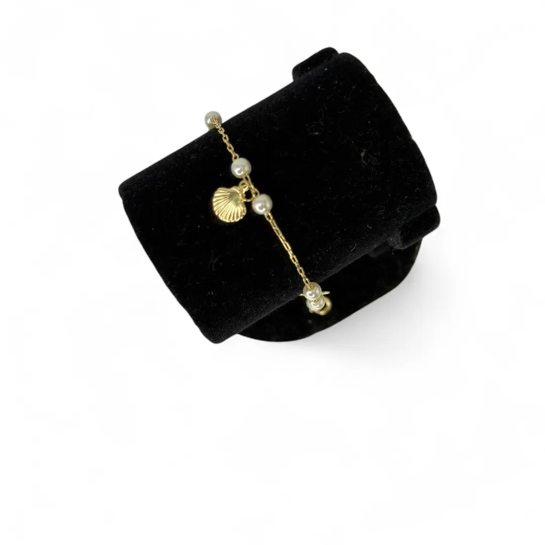 PULSEIRA COM PENDURICALHO CONCHA E PÉROLA E EXTENSOR - BANHADO A OURO 18K