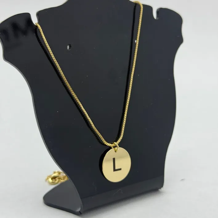CORRENTE VENEZIANA COM PINGENTE MEDALHA GRAVAÇÃO A LASER E INICIAL L - BANHADO A OURO 18K