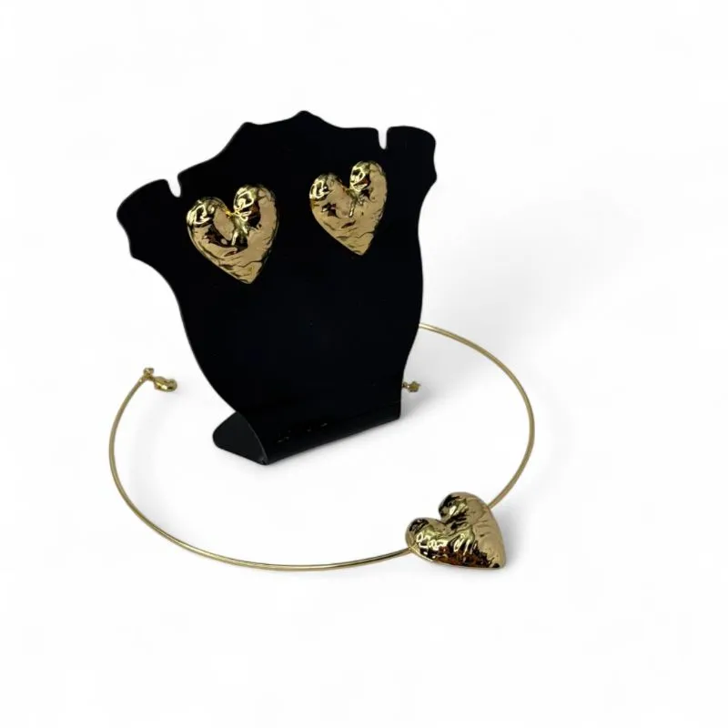 CONJUNTO CHOKER RIGIDO E BRINCO COM CORAÇÃO ORGANICO DETALHADO LISO - BANHADO A OURO 18K