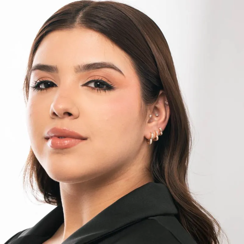 BRINCO ARGOLA CORAÇÃO COM VAZADO E FILEIRA ZIRCÔNIA CRISTAL DE CLICK MÉDIA - BANHADO A OURO 18K