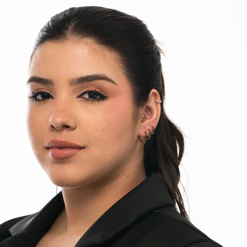 BRINCO MEIA ARGOLA CORAÇÃO DETALHADA COM MICRO ZIRCONIA VERDE PEQUENO- BANHADO A OURO 18K