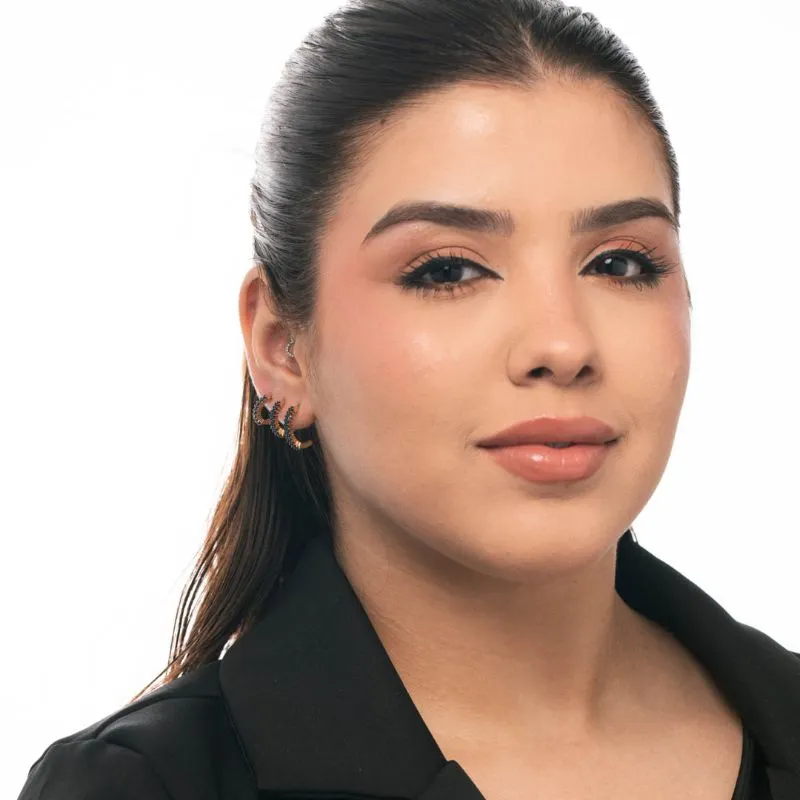 BRINCO MEIA ARGOLA DETALHADA COM MICRO ZIRCONIA AZUL PEQUENO- BANHADO A OURO 18K