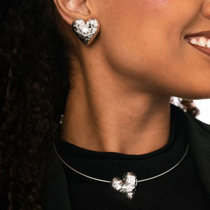 CONJUNTO CHOKER RIGIDO E BRINCO COM CORAÇÃO ORGANICO DETALHADO LISO - BANHADO A PRATA 925