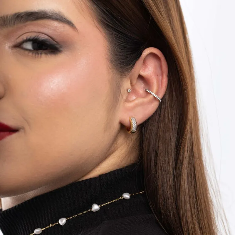 BRINCO ARGOLA MEDIO COM FILEIRA DUPLA CRAVADO COM MICRO ZIRCÔNIA CRISTAL E DETALHES LATERAL EM FIO  - BANHADO A OURO 18K