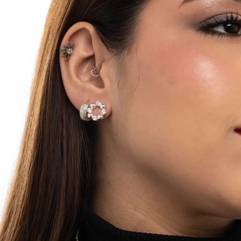 BRINCO FLOR COM PONTO DE LUZ E BOLINHA LISA ZIRCONIA CRISTAL - BANHADO A PRATA 925