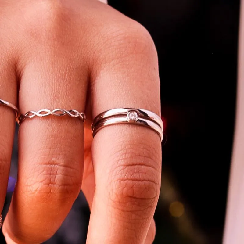 ANEL LISO COM PONTO DE LUZ ZIRCONIA REDONDA E ANEL COM DETALHE   -N18- BANHADO A RÓDIO BRANCO